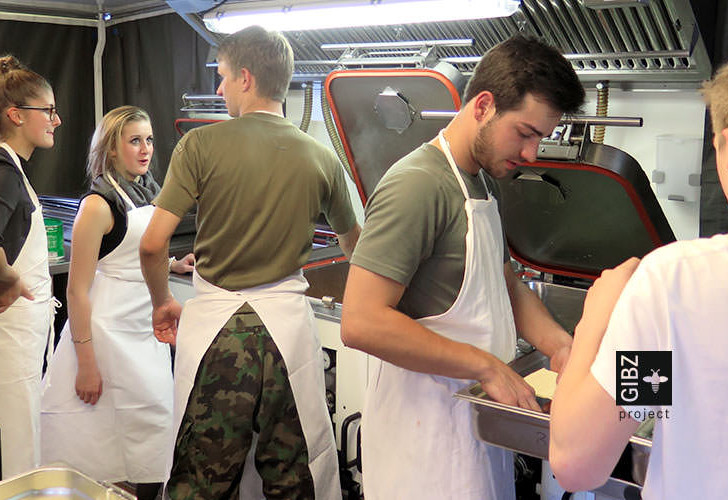 Vom Truppenkoch zum Küchenchef – die Schweizer Armee kocht am GIBZ