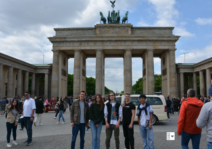 Informatik-Lernende arbeiten in Berliner Start-ups